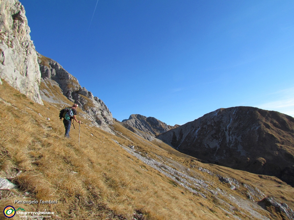 04 Il sentiero 244 percorre il periplo dell'Arera.JPG